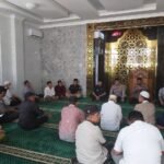 Dalam rangka mewujudkan kepedulian kepada masyarakat sekitar, Polsek Wara Utara melaksanakan kegiatan Jumat Berkah dengan berbagi beras kepada warga yang membutuhkan pada Jumat, 24 Oktober 2025. Kegiatan sosial tersebut dipimpin langsung oleh Kapolsek Wara Utara IPDA Sididi Saad, S.H., M.M., dengan menyasar kaum dhuafa dan para tukang ojek di wilayah hukum Polsek Wara Utara. Selain membagikan beras, Kapolsek juga menyempatkan diri mengunjungi salah satu warga di Kelurahan Temmalebba yang telah mengalami kelumpuhan selama 10 tahun. Dalam kesempatan itu, beliau memberikan motivasi agar tetap semangat dan senantiasa mendekatkan diri kepada Allah SWT. “Kami ingin kehadiran Polri benar-benar dirasakan oleh masyarakat, bukan&hellip;