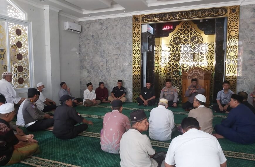 Dalam rangka mewujudkan kepedulian kepada masyarakat sekitar, Polsek Wara Utara melaksanakan kegiatan Jumat Berkah dengan berbagi beras kepada warga yang membutuhkan pada Jumat, 24 Oktober 2025. Kegiatan sosial tersebut dipimpin langsung oleh Kapolsek Wara Utara IPDA Sididi Saad, S.H., M.M., dengan menyasar kaum dhuafa dan para tukang ojek di wilayah hukum Polsek Wara Utara. Selain membagikan beras, Kapolsek juga menyempatkan diri mengunjungi salah satu warga di Kelurahan Temmalebba yang telah mengalami kelumpuhan selama 10 tahun. Dalam kesempatan itu, beliau memberikan motivasi agar tetap semangat dan senantiasa mendekatkan diri kepada Allah SWT. “Kami ingin kehadiran Polri benar-benar dirasakan oleh masyarakat, bukan&hellip;