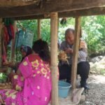 Wujud Mitra Kebersamaan, Bhabinkamtibmas Kambo Bersama Warganya membersihkan Hasil Tani Lengkuas