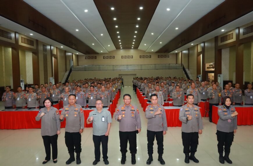 Dirbinmas Launching Aplikasi Mabbulo Sibatang Di Hadapan Kasat Binmas Dan Bhabinkamtibmas Jajaran Polda Sulsel