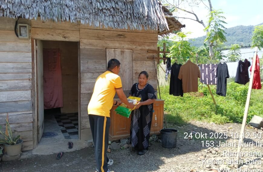 Wujud Kepedulian Sosial, Polsek Wara Utara Berbagi Beras kepada Warga Kurang Mampu