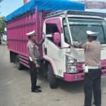 Ops Zebra, Lantas Palopo Sosialisasi Dengan Bagikan Stiker Dalam Mematuhi Berlalu Lintas