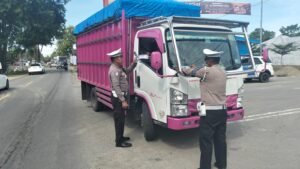 Ops Zebra, Lantas Palopo Sosialisasi Dengan Bagikan Stiker&hellip;