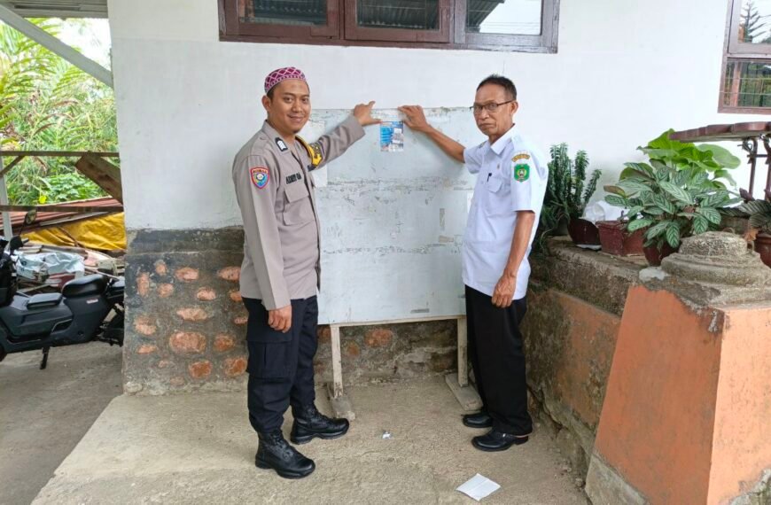 Bhabinkamtibmas Polres Palopo Sosialisasi Door To Door Aplikasi LAPOR KAMTIBMAS “MABBULO SIBATANG”