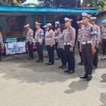 H8, Ops Zebra Polres Palopo Berikan Stiker Himbauan kepada Pengendara