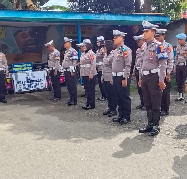 H8, Ops Zebra Polres Palopo Berikan Stiker Himbauan&hellip;