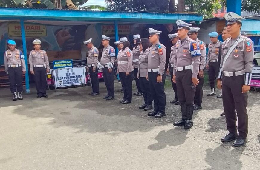 H8, Ops Zebra Polres Palopo Berikan Stiker Himbauan kepada Pengendara