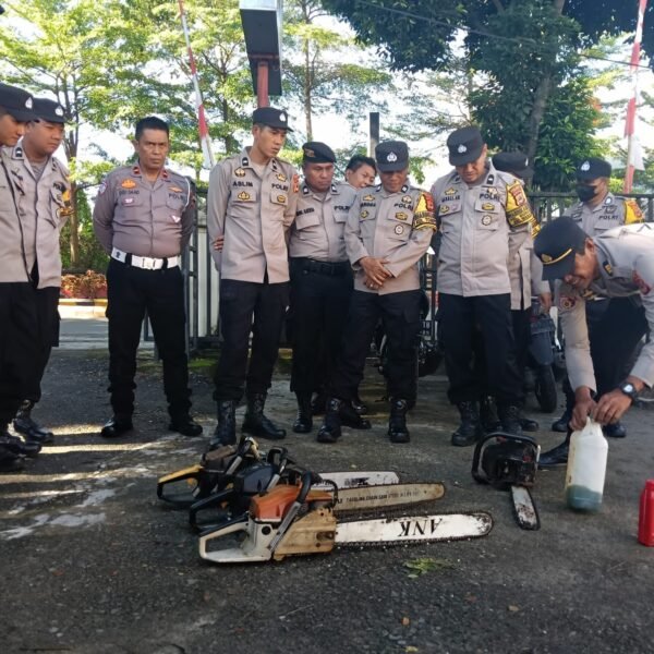 Tingkatkan Kesiapsiagaan Bencana, Polsek Wara Pelatihan Penggunaan Chainsaw