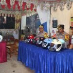Wakapolres Cek Pos Lilin, Polres Palopo bersama Jasa Raharja Bagi Bagi Helm Bagi Pengguna Jalan