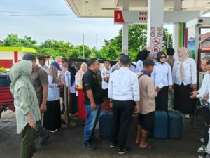 Antrean Panjang Pengisian BBM di SPBU di Palopo,&hellip;