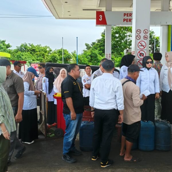 Antrean Panjang Pengisian BBM di SPBU di Palopo,&hellip;