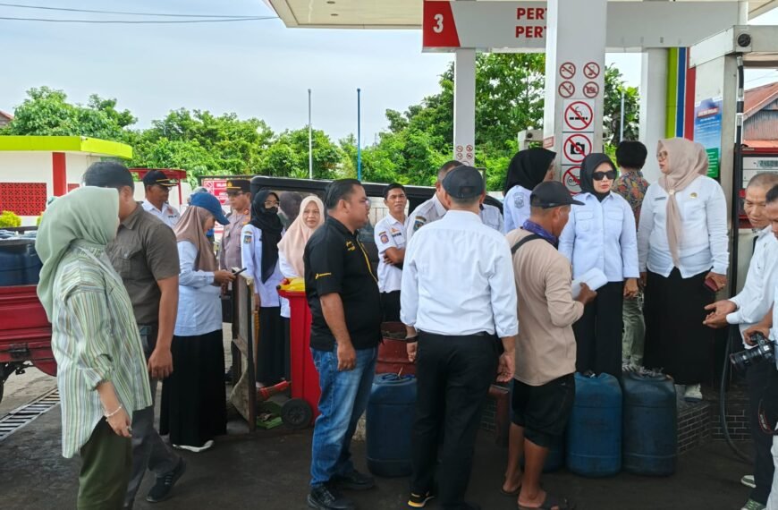 Antrean Panjang Pengisian BBM di&hellip;