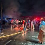 Damkar, Polri dan Masyarakat Bantu Memadamkan Kebakaran di Pasar Andi Tadda Palopo