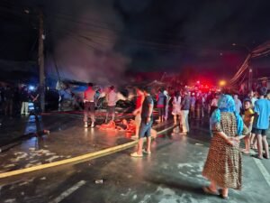 Damkar, Polri dan Masyarakat Bantu Memadamkan Kebakaran di&hellip;