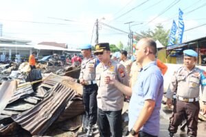 Kapolres Palopo Cek Lokasi Kebakaran yang hanguskan 20&hellip;