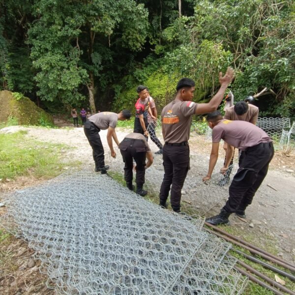 Brimob Polda Sulsel Bangun Jembatan Darurat di Kab.&hellip;