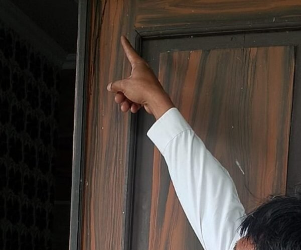 Tersalut Emosi Mencari Adiknya, Seorang Pemuda merusak Rumah…