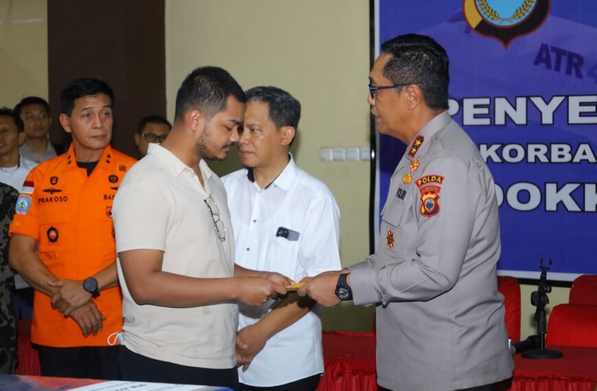 Biddokkes Polda Sulsel Serahkan 7 Jenazah Korban Pesawat&hellip;