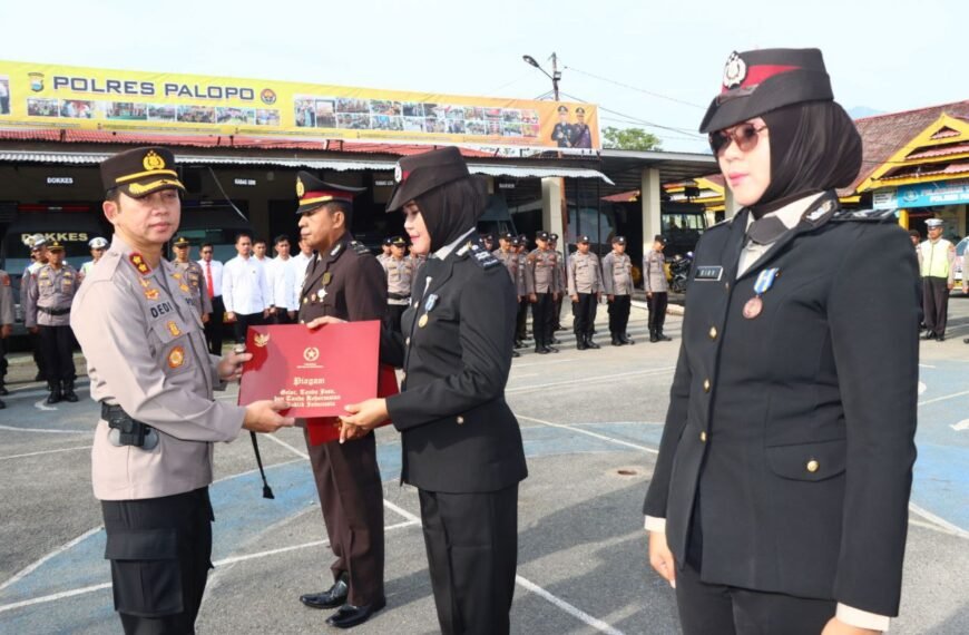 Penganugerahan Tanda Kehormatan Satyalancana Pengabdian XXXII Tahun, XXIV Tahun, XVI Tahun, dan VIII Tahun kepada personel Polres Palopo