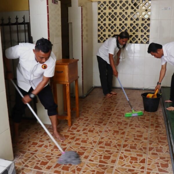 HUT Intelkam, Polres Palopo Bakti Sosial Membersihkan Tempat…