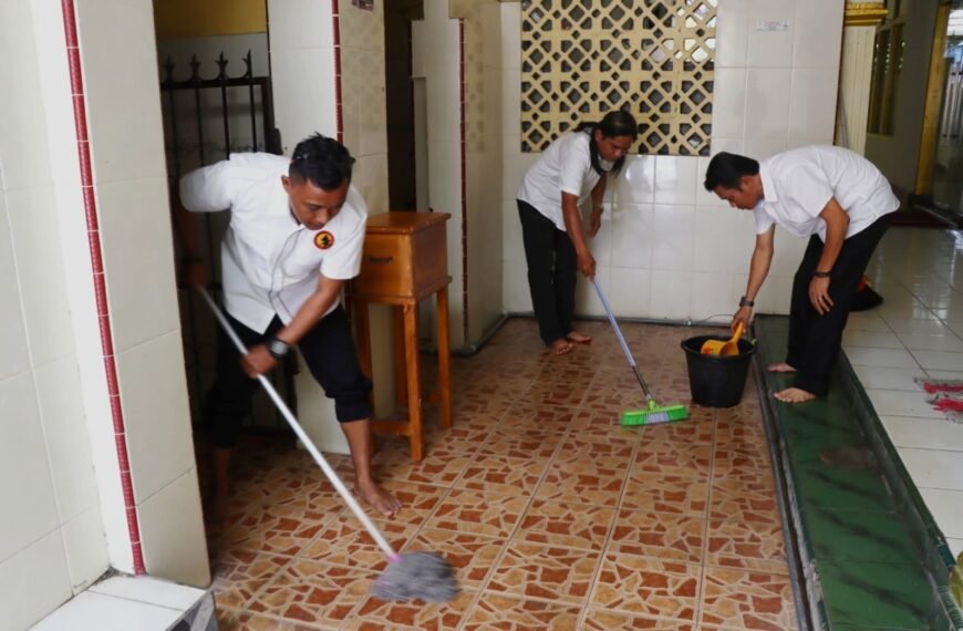 HUT Intelkam, Polres Palopo Bakti Sosial Membersihkan Tempat Ibadah
