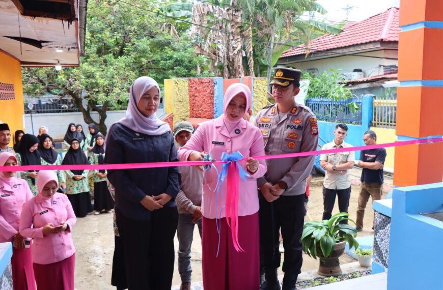 Ketua Yayasan Bhayangkari Cab. Palopo Resmikan Pembangunan Toilet&hellip;