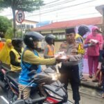 Bagi Kasih di Bulan Suci Ramadhan, Samapta Bagi Takjil depan Polres Palopo