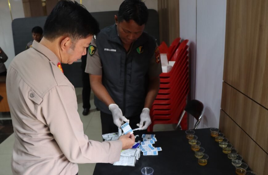 Mendadak, Kapolres Palopo Riksa Urine Personilnya Secara Random Saat Apel Pagi