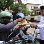 Satres Narkoba Polres Palopo Berbagi Takjil Sebagai Sedekah di Bulan Suci Ramadhan
