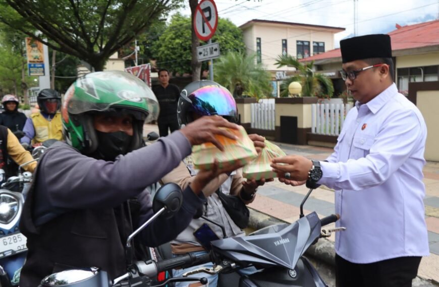 Satres Narkoba Polres Palopo Berbagi Takjil Sebagai Sedekah di Bulan Suci Ramadhan