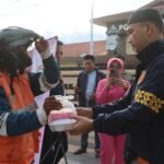 Sat Reskrim Polres Palopo Berbagi Takjil Kepada Para Musyafir yang Lewat Depan Mako Polres Palopo