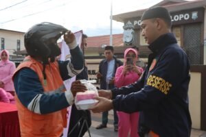 Sat Reskrim Polres Palopo Berbagi Takjil Kepada Para&hellip;