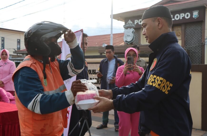Sat Reskrim Polres Palopo Berbagi Takjil Kepada Para Musyafir yang Lewat Depan Mako Polres Palopo