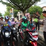 Gabungan Staf Polres Palopo Berbagi Takjil Sebagai Agenda Rutin di Bulan Suci Ramadhan