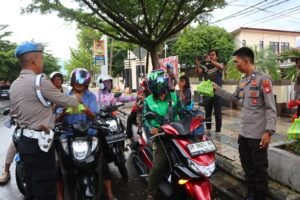 Gabungan Staf Polres Palopo Berbagi Takjil Sebagai Agenda&hellip;