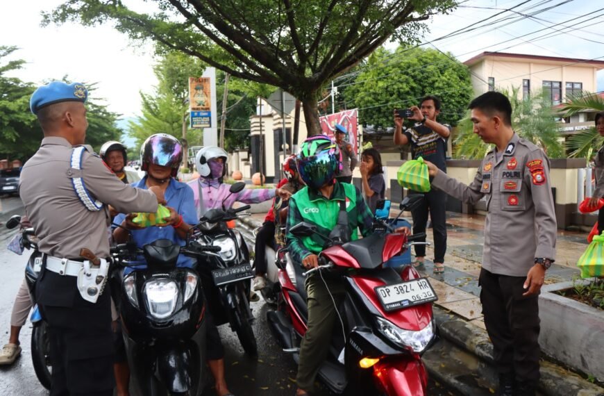 Gabungan Staf Polres Palopo Berbagi Takjil Sebagai Agenda Rutin di Bulan Suci Ramadhan