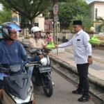 Peduli Ramadhan, Polres Palopo Bagi Takjil Depan Mako