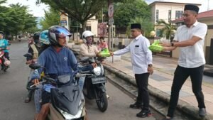 Peduli Ramadhan, Polres Palopo Bagi Takjil Depan Mako
