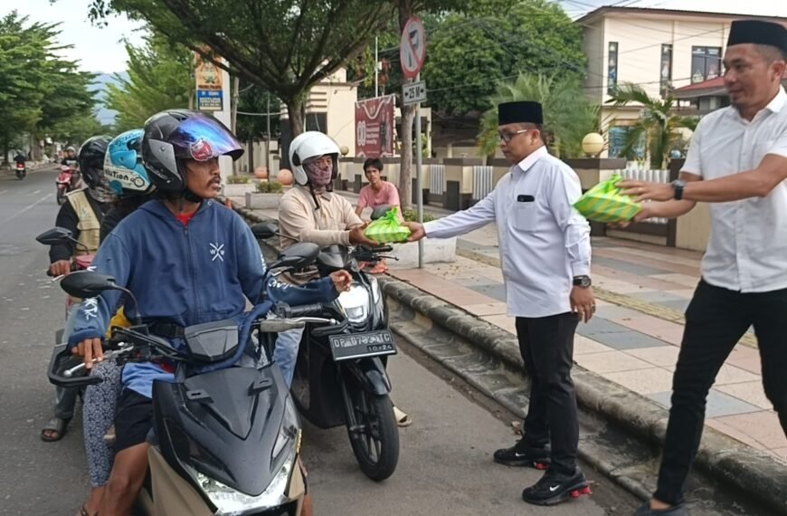 Peduli Ramadhan, Polres Palopo Bagi Takjil Depan Mako